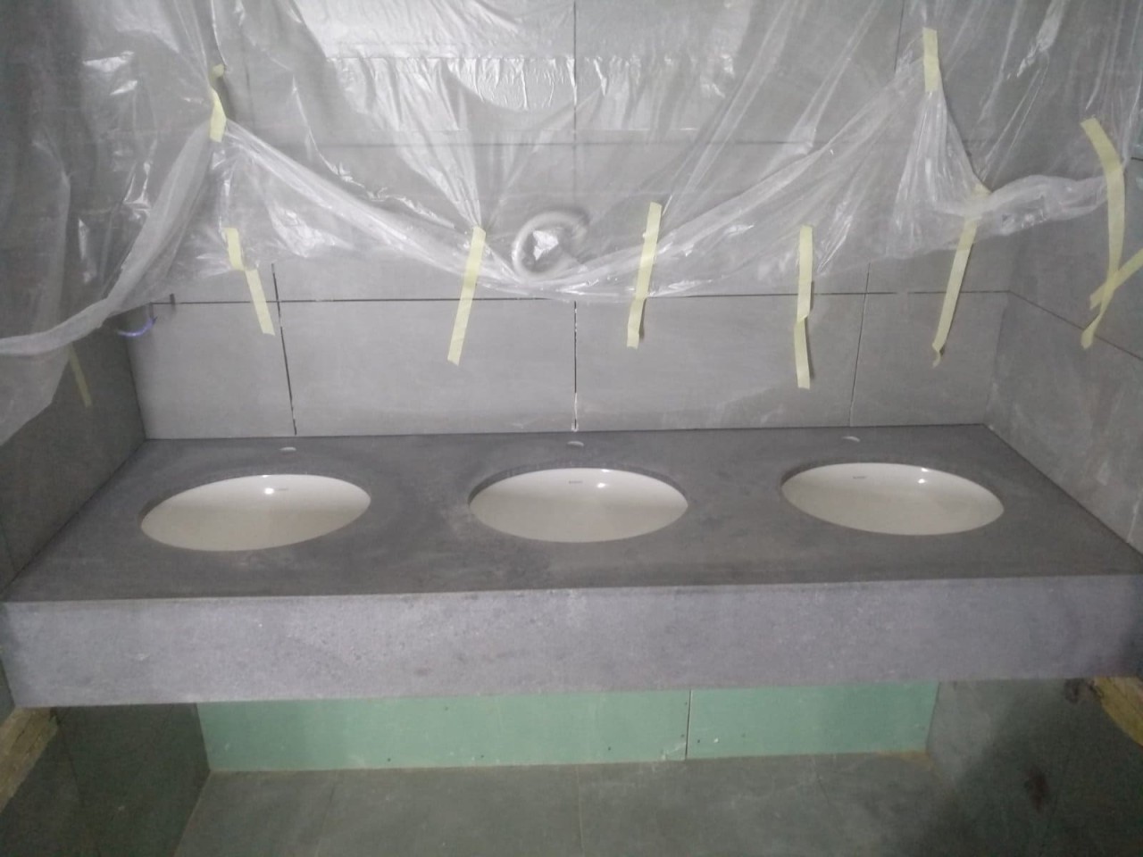 Готовое изделие. Мойка. Caesarstone 4033 Rugged Concrete