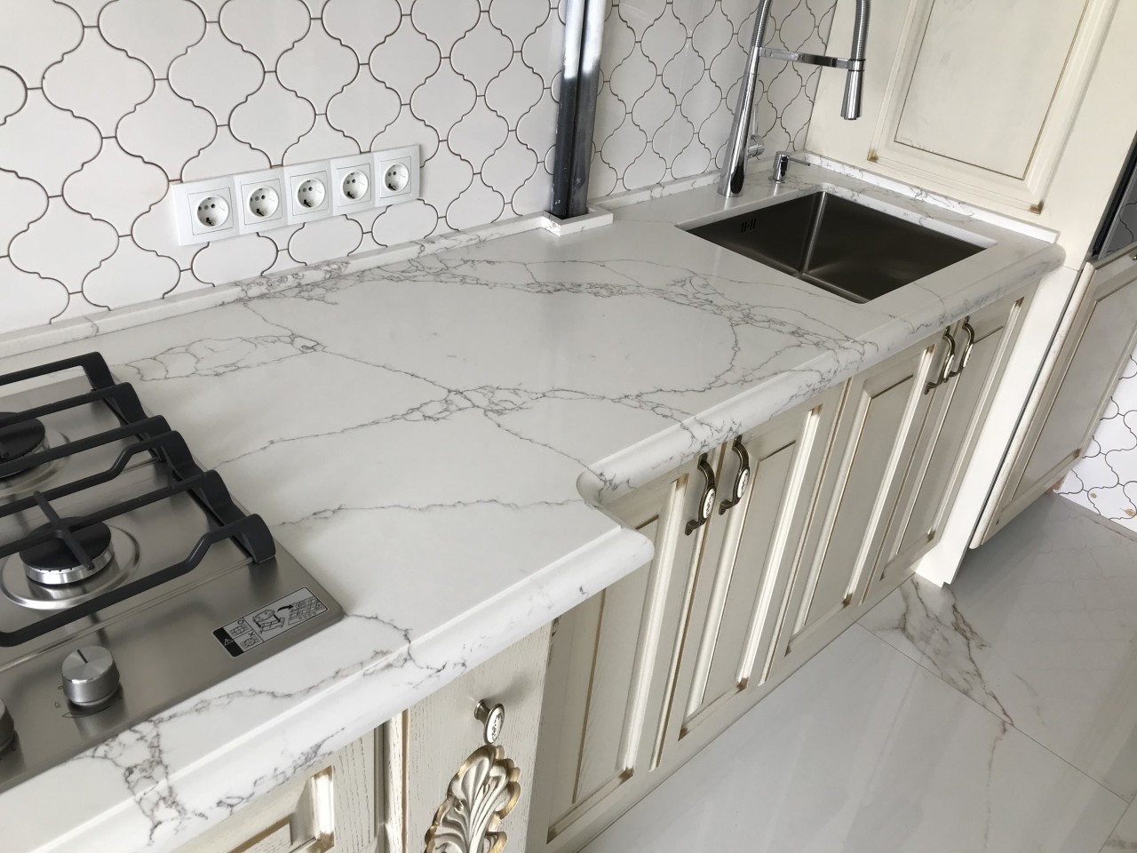 Готовое изделие. Кухня. Avant Quartz 7470 Калакатта Беарн. Фото 1