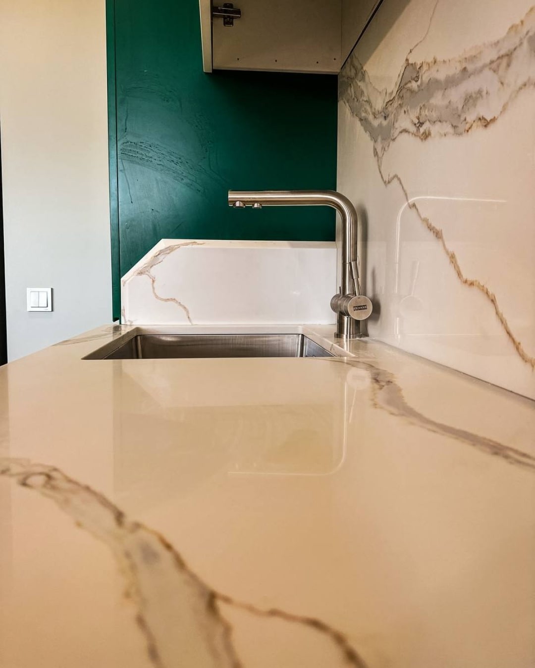 Готовое изделие. Oshxona. Noblle Quartz Q703 Calacatta Borghini. Фото 4