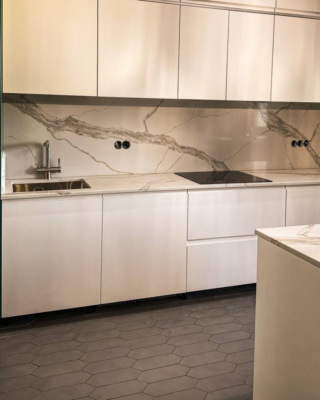 Готовое изделие. Oshxona. Noblle Quartz Q703 Calacatta Borghini. Фото 5