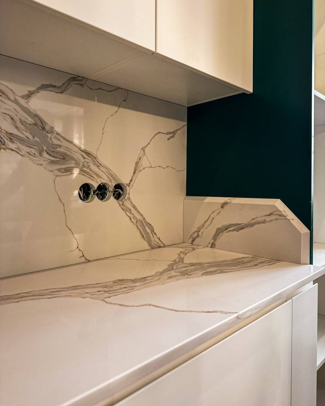 Готовое изделие. Oshxona. Noblle Quartz Q703 Calacatta Borghini. Фото 6