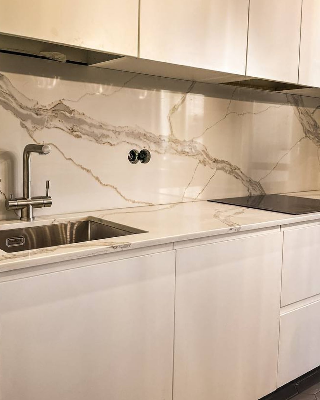 Готовое изделие. Oshxona. Noblle Quartz Q703 Calacatta Borghini. Фото 7