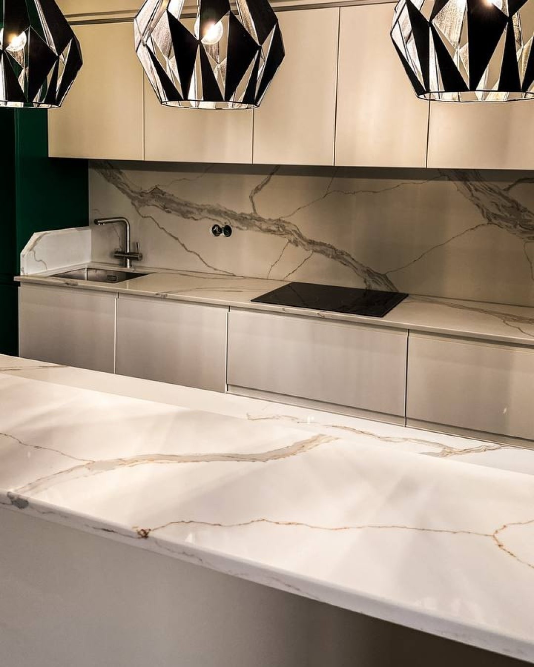 Готовое изделие. Oshxona. Noblle Quartz Q703 Calacatta Borghini