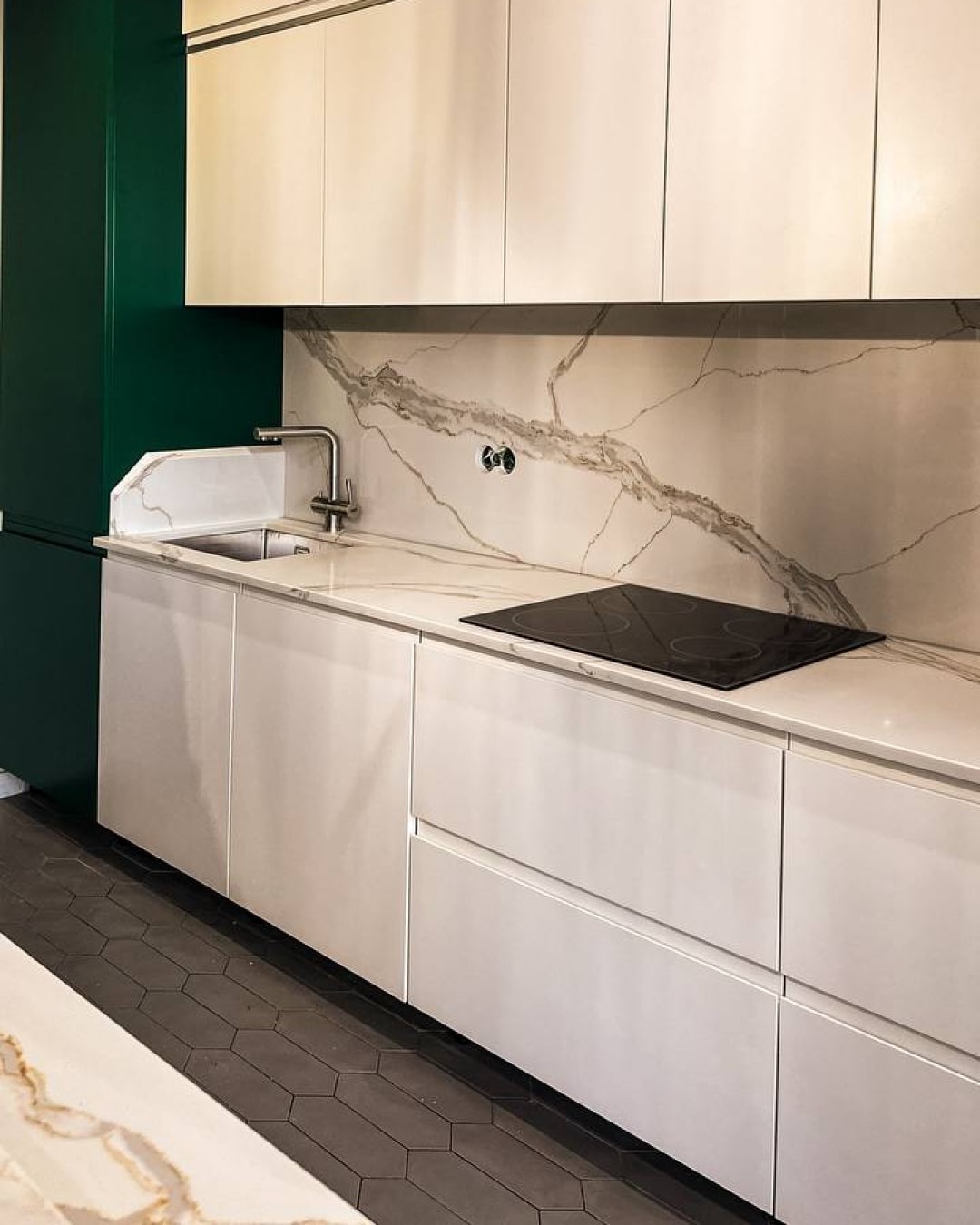 Готовое изделие. Oshxona. Noblle Quartz Q703 Calacatta Borghini. Фото 8